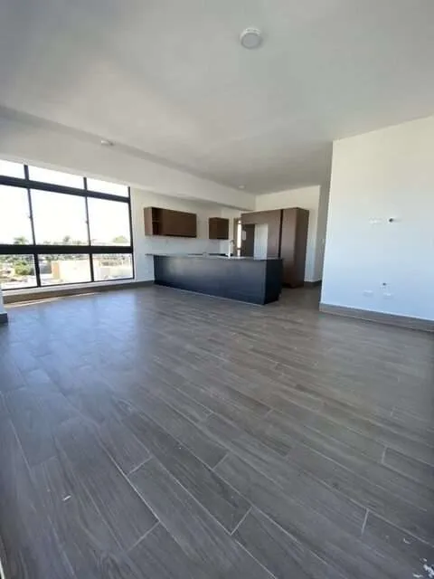 Sala, comedor y cocina de un apartamento entregado en Arabia 9, foto real
