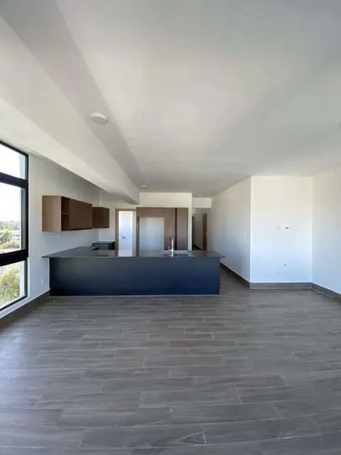 Cocina con isla de un apartamento entregado en Arabia 9, foto real