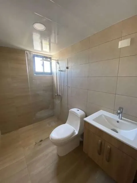 Baño terminado en porcelanato en Arabia 9, foto real