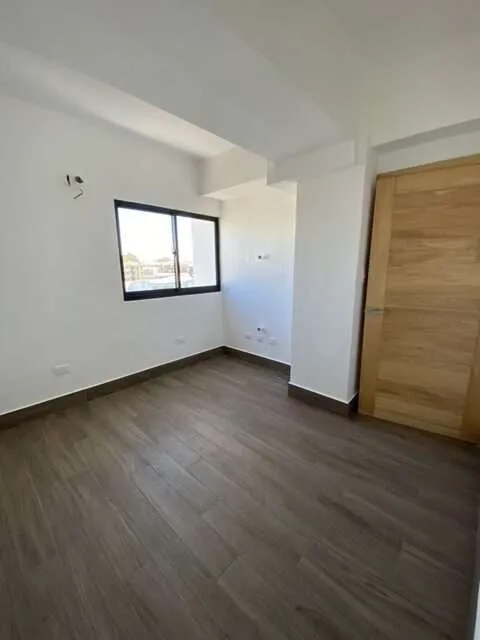Habitación con puerta de madera en Arabia 9, foto real