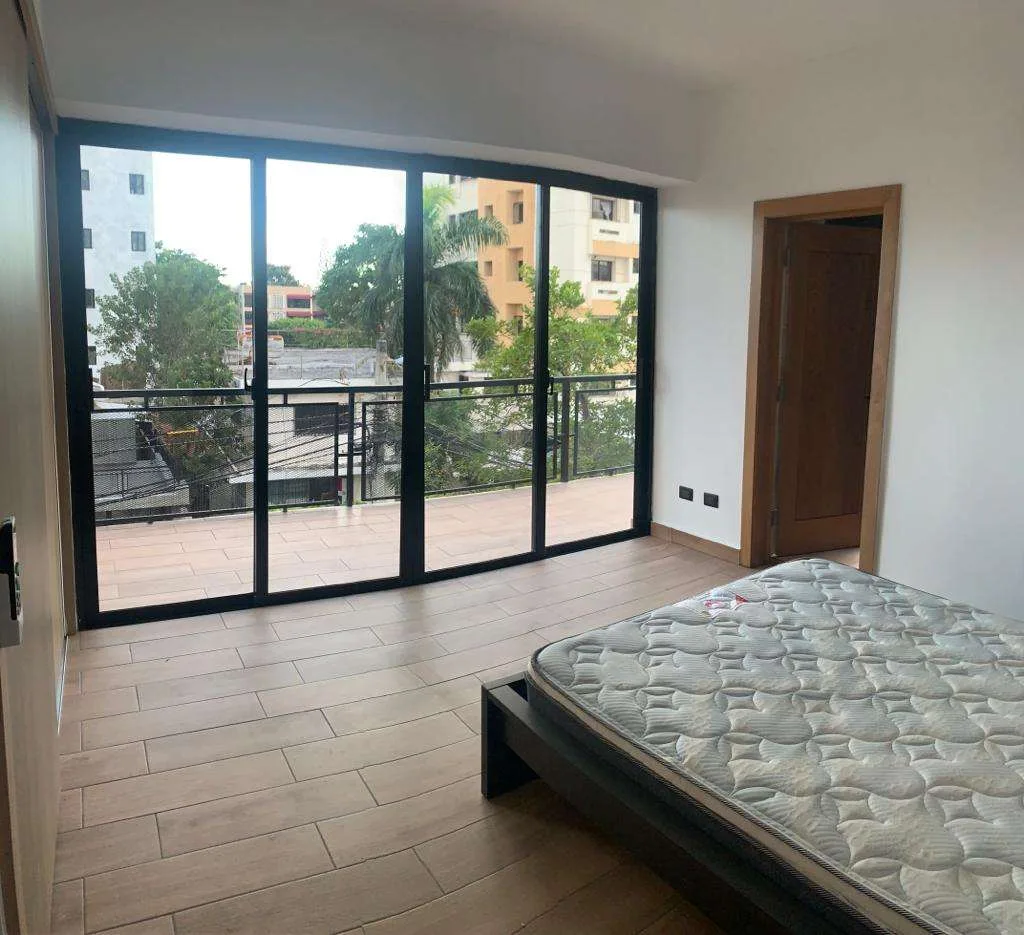 Habitación con puertas al balcón en iLoft Residence, foto real